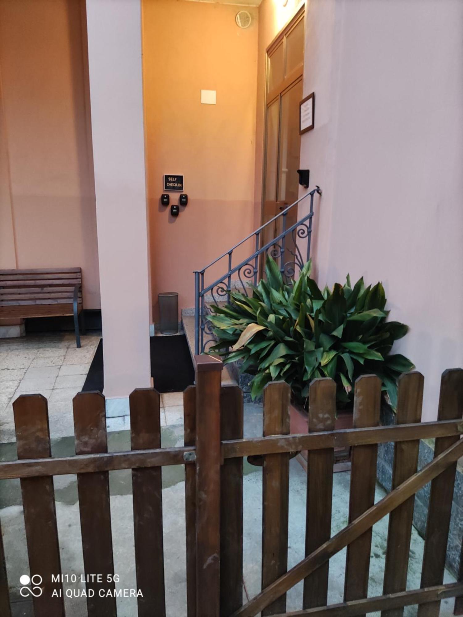 Hostal D'Annunzio House Чезано Босконе Екстериор снимка